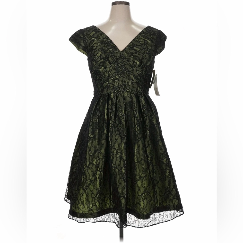 Chetta B V-Neck Lace Overlay Cocktail Dress in Peridot Green
